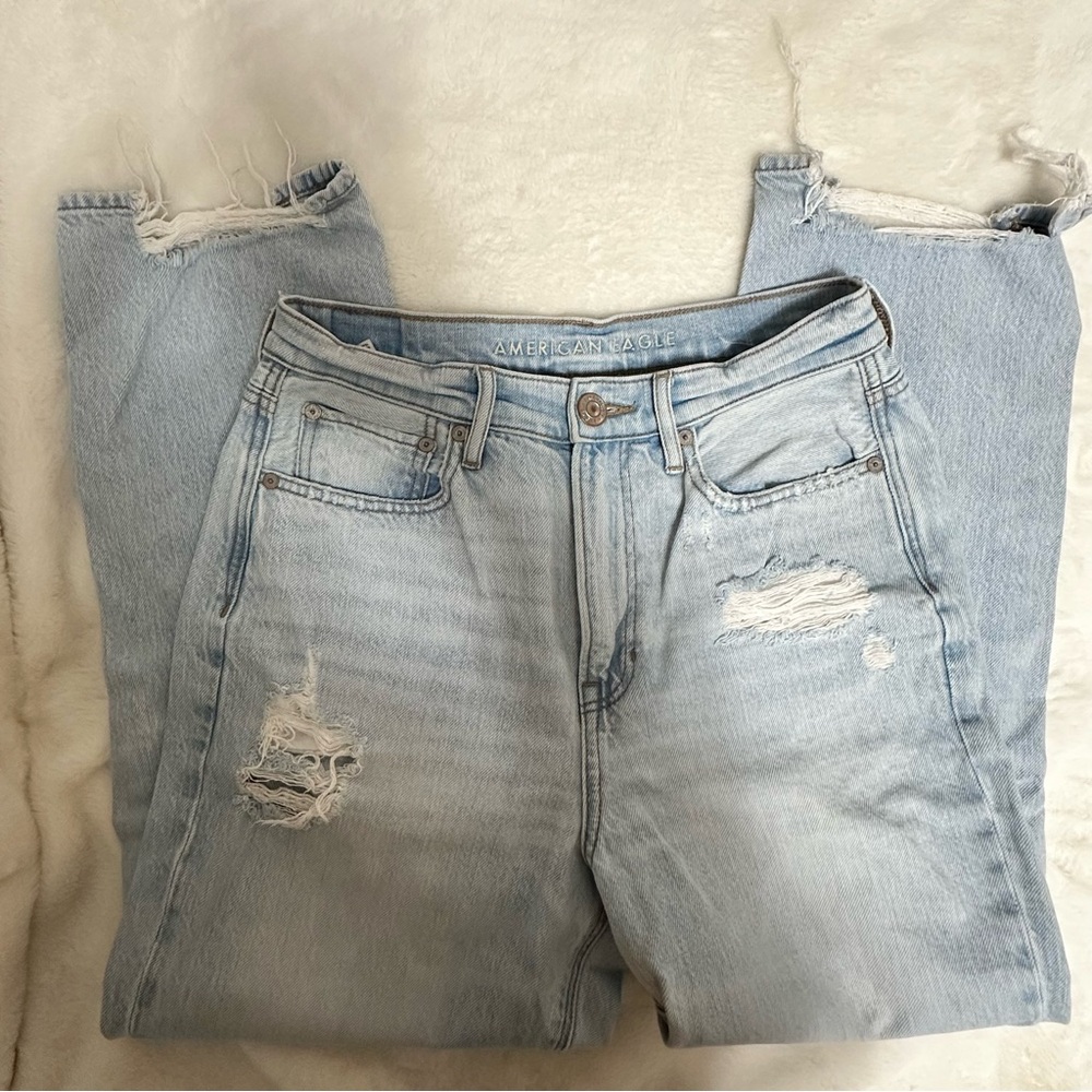 NWOT- AEO Distressed Mom Jean